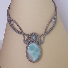 Collier en micro-macram&eacute; gris taupe/bleu givr&eacute; avec en pi&egrave;ce centrale une pierre gemme naturelle aux douces nuances de blanc et de bleu clair.